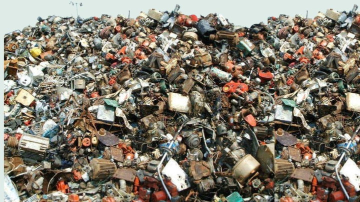 find the hidden cat in garbage